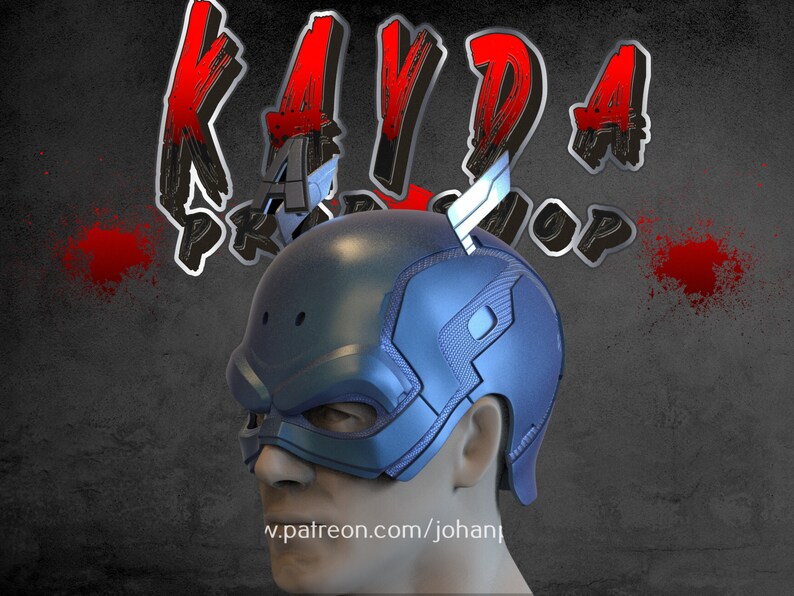 Op de afbeelding: Een blauwe en grijze plastic helm met een getextureerd oppervlak. De helm heeft een vizier en een klein, wit, puntig stukje bovenop. De helm zit op een mannequinhoofd.