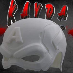 Op de afbeelding: Witte Captain America masker van plastic met een reli&euml;f "A" aan de voorkant. Het masker heeft een gegoten ontwerp en oogopeningen.