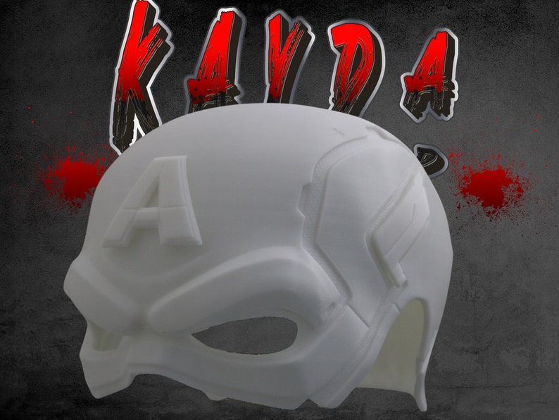 Op de afbeelding: Witte Captain America masker van plastic met een reli&euml;f "A" aan de voorkant. Het masker heeft een gegoten ontwerp en oogopeningen.