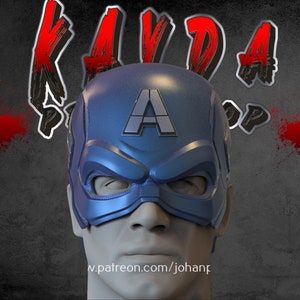 Op de afbeelding: Een blauw en zilveren Captain America masker met een rode achtergrond. Het masker heeft een ster aan de voorkant en een zwart oogmasker.