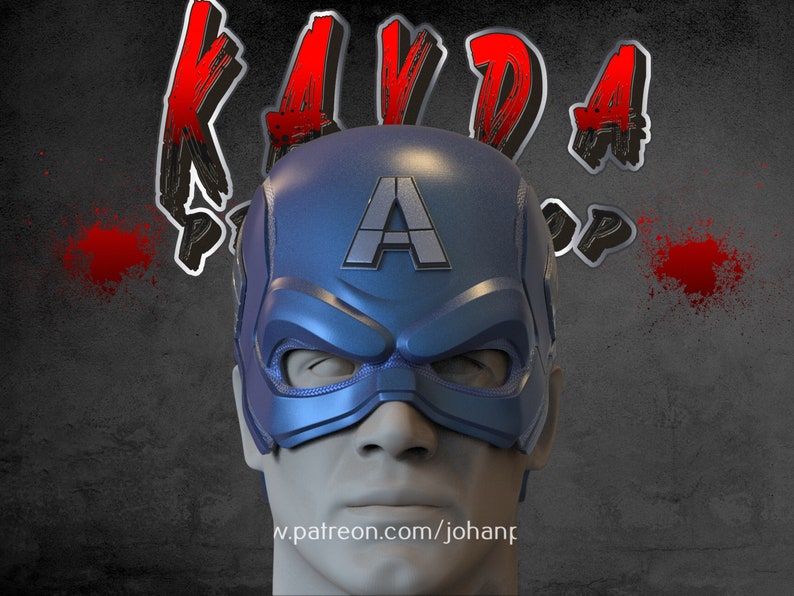 Op de afbeelding: Een blauw en zilveren Captain America masker met een rode achtergrond. Het masker heeft een ster aan de voorkant en een zwart oogmasker.