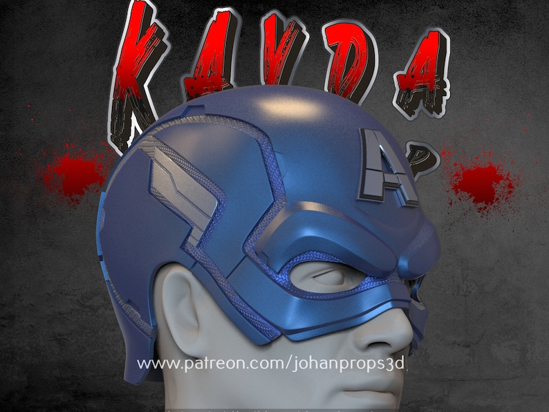 Op de afbeelding: Een blauwe en zilveren Captain America helm met een rode 'A' aan de zijkant. De helm wordt gedragen door een persoon met een wit gezicht. De achtergrond is grijs met rode spatten.