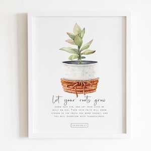 Könnte beinhalten: Eine Aquarell-Illustration einer Topfpflanze mit dem Text "Lass deine Wurzeln wachsen" und dem Bibelvers Kolosser 2,7. Die Pflanze steht in einem weißen Topf mit einem braunen geflochtenen Korb drumherum.