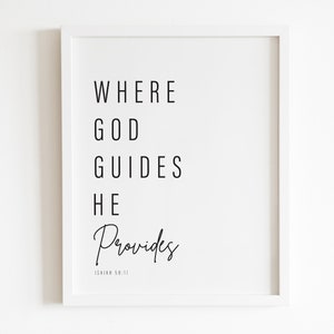 Puede incluir: Impresión enmarcada en blanco con texto negro que dice "Where God Guides He Provides" y la referencia bíblica "Isaiah 58:11".