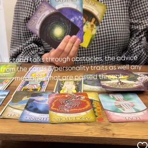 Tirada de tarot de 11 cartas sobre carrera y dinero: lectura psíquica cálida y amigable.