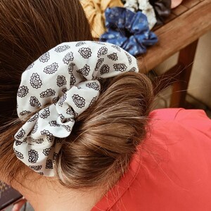 Chouchou noir et blanc motif japonais fait main- tissus coton léger- cadeau pour elle- anniversary fille- cheveux long- bracelets en tissus