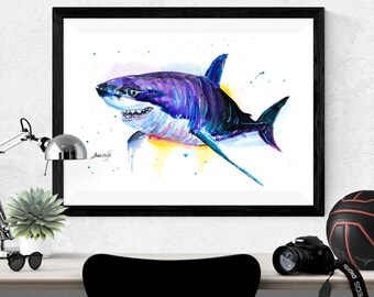 Puede incluir: Pintura en acuarela enmarcada de un tiburón. El tiburón está representado en tonos de azul, morado y blanco, con una representación detallada de sus dientes y aletas. La obra de arte está sobre un fondo blanco con salpicaduras de pintura coloridas.
