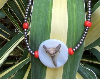 Collar colgante de dientes de tiburón con cuentas a mano