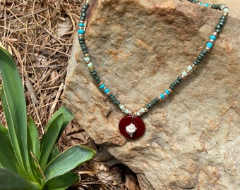 Collar de cuentas de mano con colgante de concha marina real