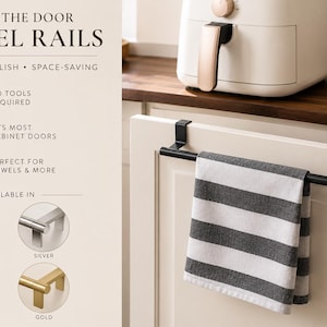 Könnte beinhalten: Eine mattschwarze Handtuchstange zum Einhängen an einer weißen Schranktür, behängt mit einem grau-weiß gestreiften Handtuch. Der Text lautet: OVER THE DOOR TOWEL RAILS, SIMPLE, STYLISH, SPACE-SAVING, NO TOOLS REQUIRED, FITS MOST CABINET DOORS, PERFECT FOR TOWELS & MORE, AVAILABLE IN MATTE BLACK, SILVER, BRASS, GOLD.