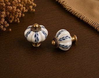 Pomos de gabinete victorianos en azul y blanco con diseño de calabaza: tiradores de cajón de estilo vintage, tiradores de armario de latón antiguo, herrajes para muebles shabby chic.