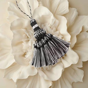 Decoratieve sleutelkwasten, zwarte en zilveren sleutelkwasten, vintage kwasten, antieke kwasten, meubelkwasten, zwartzilveren kwasten