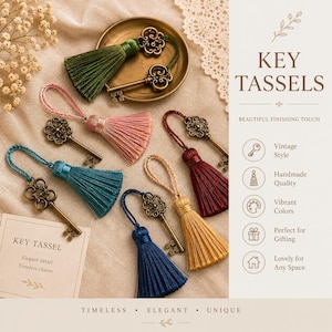 Könnte beinhalten: Eine Auswahl an farbenfrohen Schlüsselquasten in Grün, Rosa, Türkis, Burgunderrot, Gold und Marineblau. Jede Quaste ist mit einem Schlüssel im Vintage-Stil kombiniert. Das Bild enthält den Text "KEY TASSELS" und "KEY TASSEL, Elegant detail, Timeless charm."