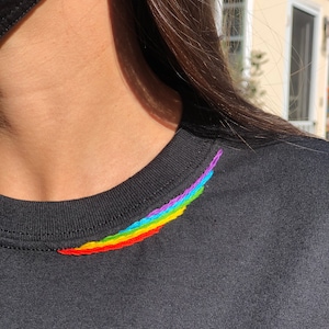 Besticktes T-Shirt Regenbogen, Rundhals-Shirt, handbesticktes T-Shirt, handgefertigte minimalistische Kleidung, Stickerei-T-Shirt