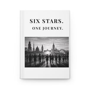 Może przedstawiać: Biały notatnik z czarnym napisem "SIX STARS. ONE JOURNEY.". Poniższy obraz to czarno-białe zdjęcie biegaczy przed panoramą miasta, w tym Operą w Sydney i Empire State Building.