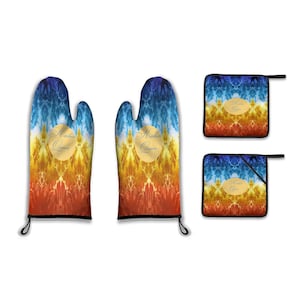 Puede incluir: Un juego de textiles de cocina con un diseño abstracto vibrante en tonos azules, naranjas y amarillos. El juego incluye dos guantes de horno y dos agarraderas. Cada artículo tiene el texto "Kitchen Queen".