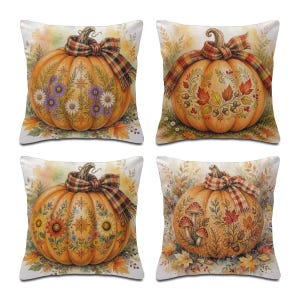 Peut inclure: Un ensemble de quatre coussins carrés présentant des illustrations à l'aquarelle de citrouilles orange. Chaque citrouille est ornée d'un ruban à carreaux et décorée de divers motifs botaniques incluant des marguerites, tournesols, feuilles d'automne, glands et champignons.