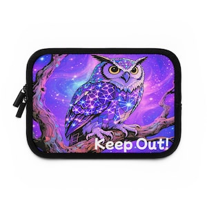 Può includere: Custodia nera per tablet con una colorata illustrazione di un gufo viola e blu appollaiato su un ramo d'albero, su uno sfondo di galassia stellata. Il testo "Keep Out!" è in bianco. La custodia ha una cerniera nera.