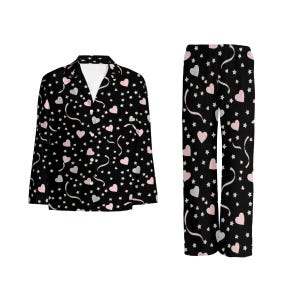 Puede incluir: Conjunto de pijama negro con una camisa con botones y pantalones a juego. El conjunto presenta un patrón de corazones rosas y grises, estrellas blancas y cintas blancas. El pijama tiene un diseño clásico y cómodo.