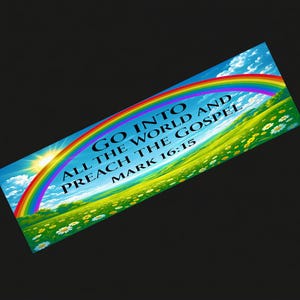 Può includere: Un segnalibro con un vivace arcobaleno che sovrasta un paesaggio soleggiato. Il testo recita: «ANDATE IN TUTTO IL MONDO E PREDICATE IL VANGELO MARCO 16:15». Il design include un cielo blu, campi verdi e margherite bianche.