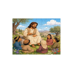 Puede incluir: Un rompecabezas que representa a una figura central con cabello castaño largo y barba, vistiendo una túnica color canela, sentado sobre una roca rodeado de cinco niños con ropa colorida. La escena se sitúa en un paisaje herboso con olivos y cielo azul.