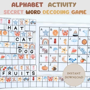 Op de afbeelding: Alfabetactiviteitenspel met de tekst "SECRET WORD DECODING GAME". Het spel bevat lettertegels en een geïllustreerde kaart. Woorden als HAT, CAT, DOG en FRUITS worden gespeld. Het spel is ontworpen voor kinderen.