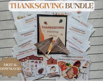 Può includere: Una raccolta di stampabili a tema Ringraziamento, tra cui un menu mattutino, attività di colorazione, una caccia al tesoro e un gioco del bingo. Il pacchetto presenta il testo "Thanksgiving Bundle" e "Digital Download."