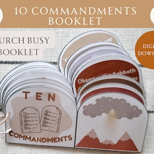 Puede incluir: Un folleto de actividades para la iglesia imprimible para niños que presenta los Diez Mandamientos. El folleto está ilustrado con una imagen en marrón y blanco de los Diez Mandamientos en tablas de piedra y una imagen en marrón y blanco de una montaña con una nube y el sol.