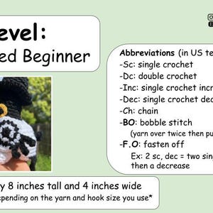 Peut inclure: Une figurine crochet&eacute;e, d'environ 20 cm de haut et 10 cm de large, en noir, blanc et jaune. L'image comprend des abr&eacute;viations de crochet et le texte "Advanced Beginner".