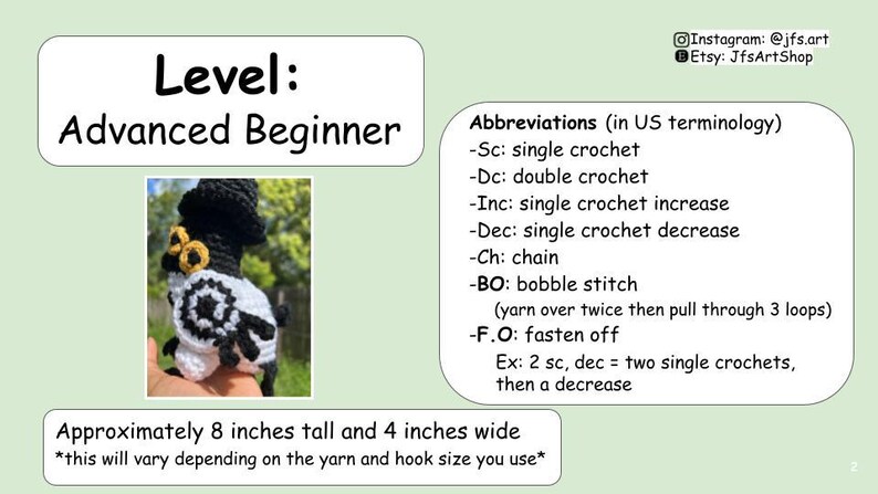 Peut inclure: Une figurine crochet&eacute;e, d'environ 20 cm de haut et 10 cm de large, en noir, blanc et jaune. L'image comprend des abr&eacute;viations de crochet et le texte "Advanced Beginner".