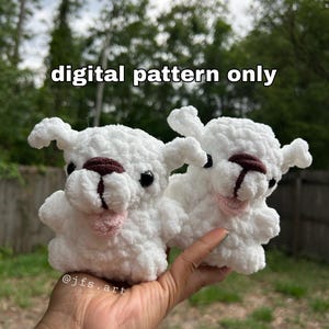 Peut inclure: Deux moutons en crochet blancs avec des nez et des bouches marron foncé et des langues roses. Le texte "digital pattern only" est au-dessus des moutons. Le nom de l'artiste, "@jfs.art", est en dessous.