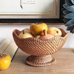 Rattan Woven Fruits Basket with Foot, Coffee Table Gift Basket, Wicker Storage Basket for Home Decoration