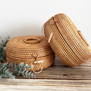 Rustic Rattan Basket with Lid for storage, Jewelry Basket, Fruit Storage Basket with Holder