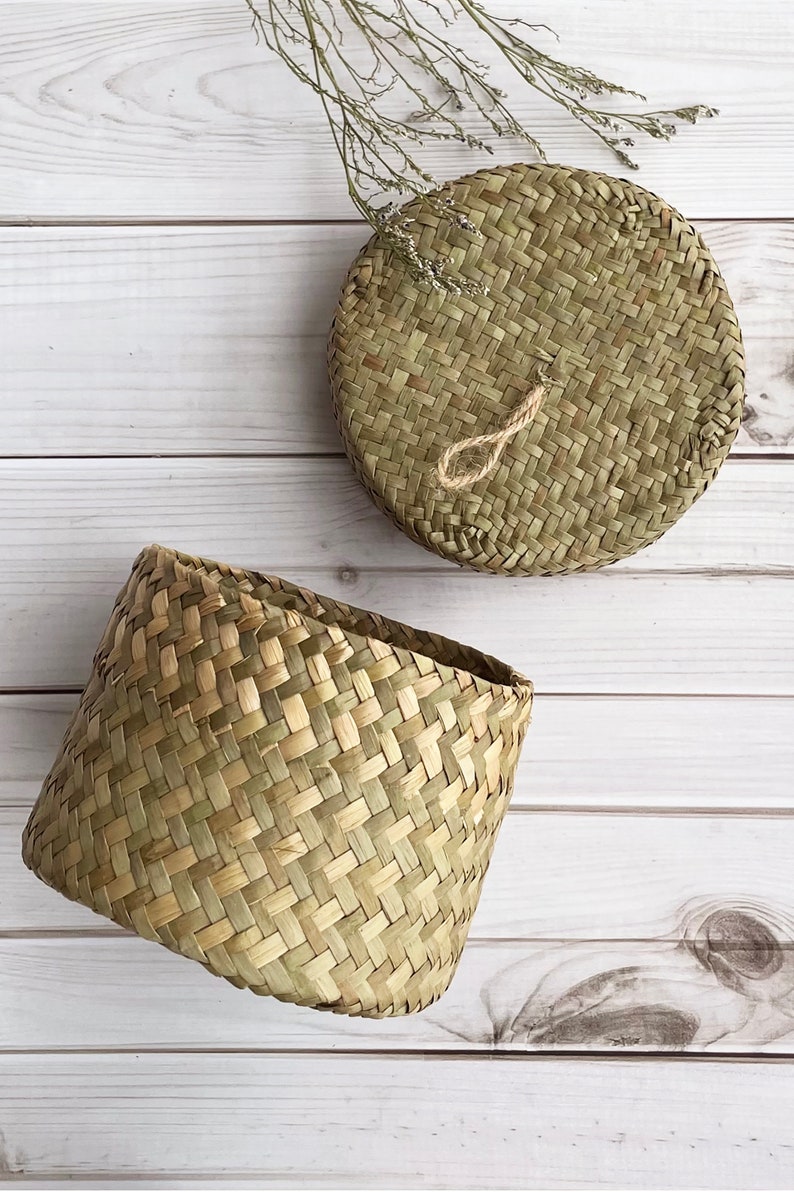 Round Seagrass Woven Small Basket With Hinged Lid Vintage Etsy