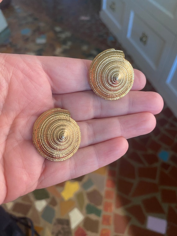 Vintage shell clip earrings Gem