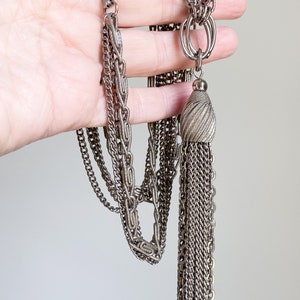 Collar vintage de borlas de múltiples cadenas en tono plateado de los años 60