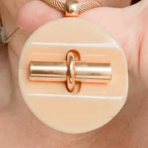 Vintage-Anhänger aus Resin und vergoldetem Messing