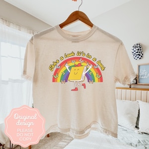 Couleurs confortables Jetez un coup d'oeil dans un livre T-shirt arc-en-ciel T-shirt carré Chemise arc-en-ciel de lecture Cadeaux pour elle Chemise des années 90 Cadeaux de lecture