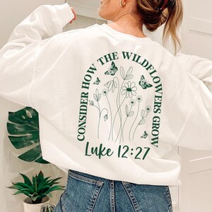 Bibel-Sweatshirt Bibel-Vers-Sweatshirt Betrachten Sie, wie die Wildblumen Luke 12:27 Geschenke für sie vorne und hinten JW-Geschenke wachsen