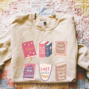 Bluza z nadrukiem Bookish Romance Koszulka Bookworm Czytelnik romansów Fantastyka Romans Uroczy miłośnik książek Prezent Bluza z nadrukiem książki Romans Prezenty dla niej