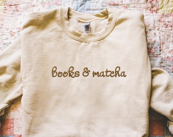 Sudadera con libros y matcha, sudadera con matcha, sudadera con libros, sudadera bordada, regalos para ella, sudadera para amantes del matcha
