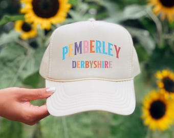 Bestickter Pemberley Derbyshire Trucker Hat | Stolz und Vorurteil Geschenk | Jane Austen Geschenke | Bücherwurm Girlie Geschenke | Geschenke für Sie