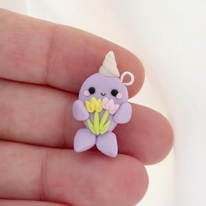 Dije de arcilla de narval primaveral con tulipanes - Dije de arcilla polimérica kawaii - Marcador de punto