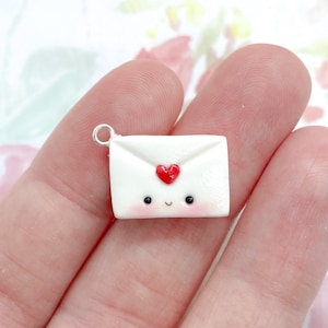 Dije de arcilla con carta de amor kawaii: dije de arcilla polimérica con carta de amor ruborizada