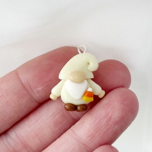 Amuleto de gnomo de milho doce que brilha no escuro - Argila de polímero Kawaii - Marcador de ponto