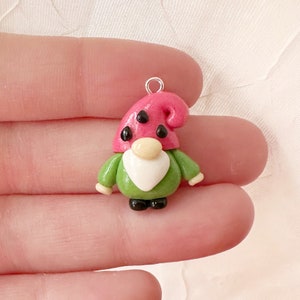 Dije de gnomo de sandía - Arcilla polimérica Kawaii - Marcador de punto