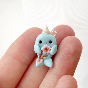 Dije de arcilla con forma de narval y flor de cerezo Sakura - Dije de arcilla polimérica kawaii - Marcador de punto