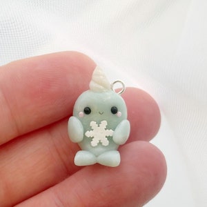 Snow Buddies Narwhal Clay Charm - Kawaii Polymer Clay Charm - Marcador de pontos