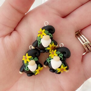 Encanto de gnomo de girasol negro, Arcilla polimérica Kawaii, Marcador de puntada