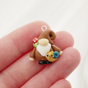 Amuleto de gnomo de cabaña - Arcilla polimérica Kawaii - Marcador de punto